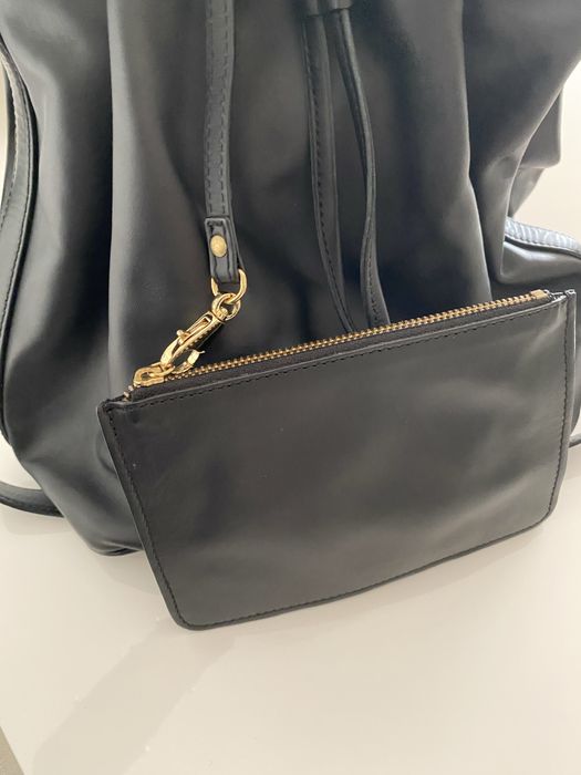 Bolsa bucket em pele preta com pochete interior