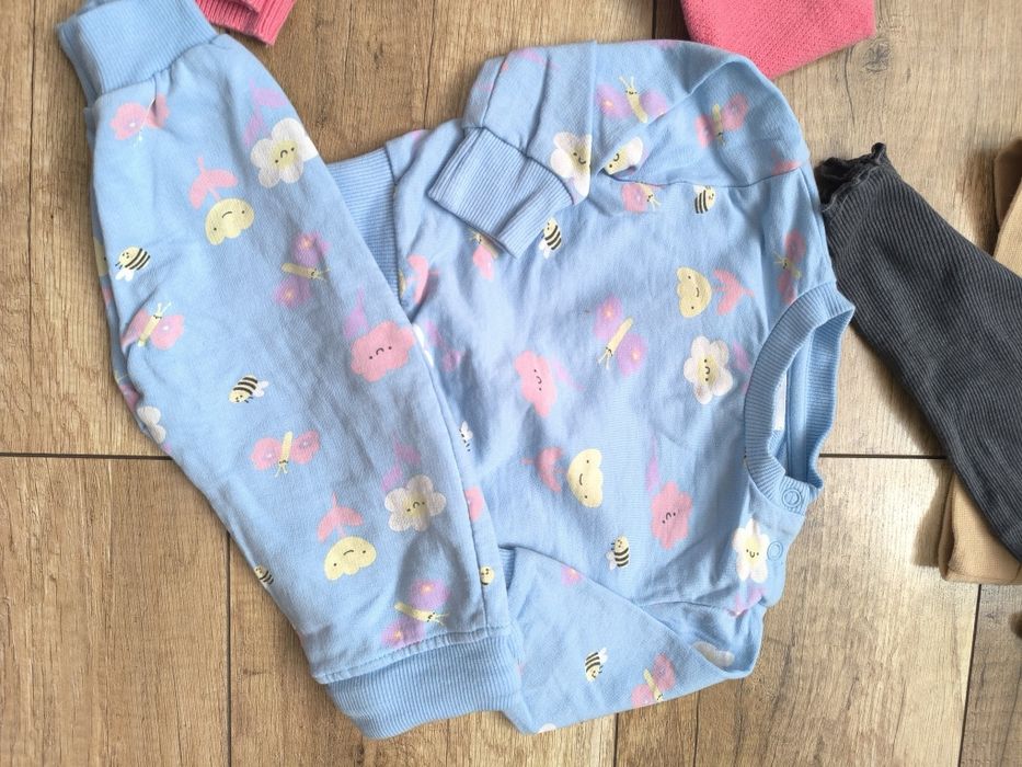 Cztery komplety dresów 62 girl