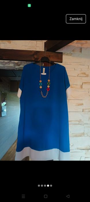 Piękna sukienka w kolorze chabrowym wykończona białymi wypustkami