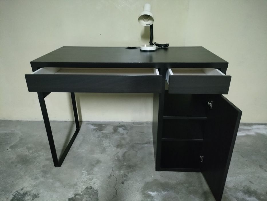 Secretária com oferta candeeiro