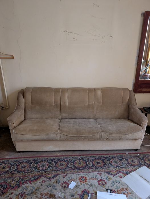 Диван+два м'які крісла безкоштовно.