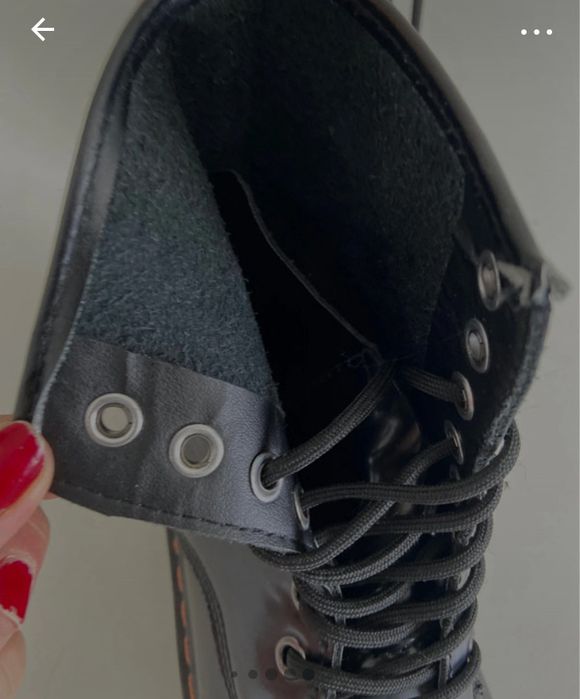 Botins pretos com atacadores e tacão alto