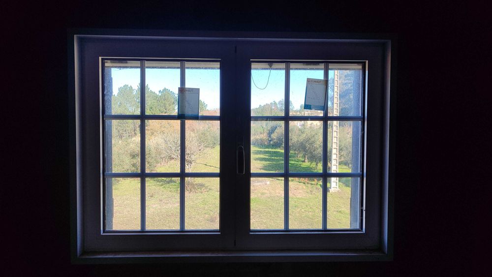 Janelas em alumínio lacado, com vidro duplo e oscilobatente