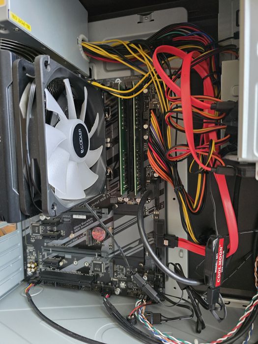 Компьютер на  i7-8700, 2х16 RAM без дисків.