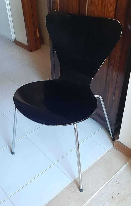 Cadeira de madeira preta