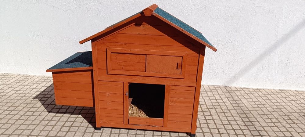 Casa de madeira para galinhas