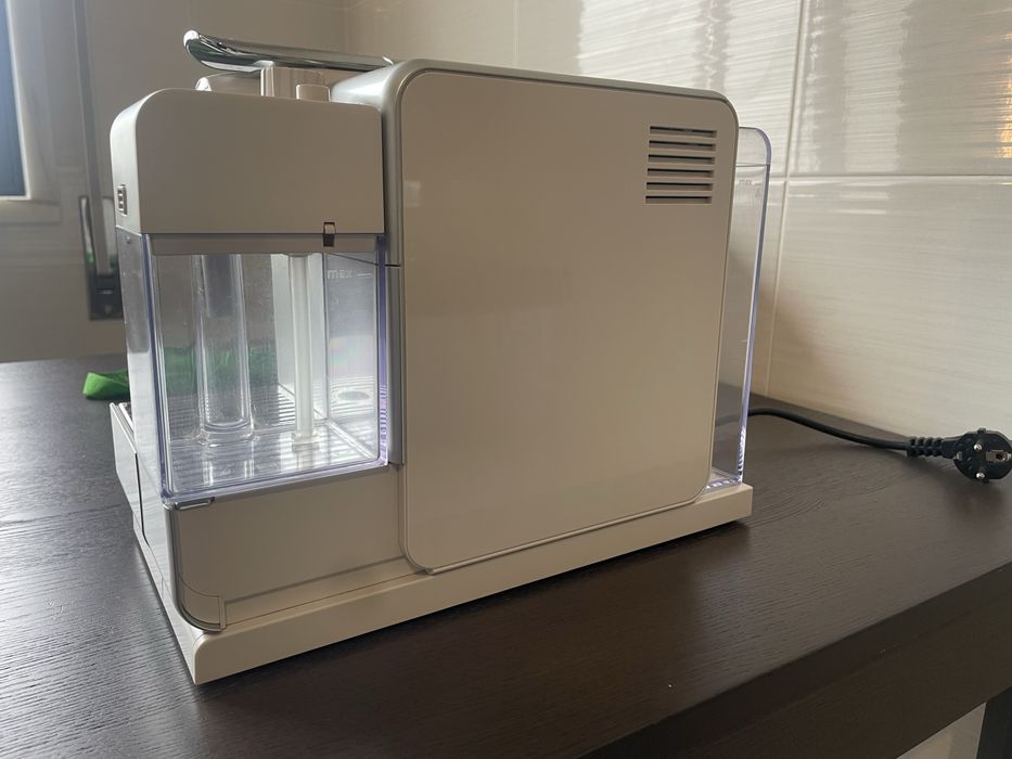 Máquina de Café NESPRESSO Delonghi Latissima