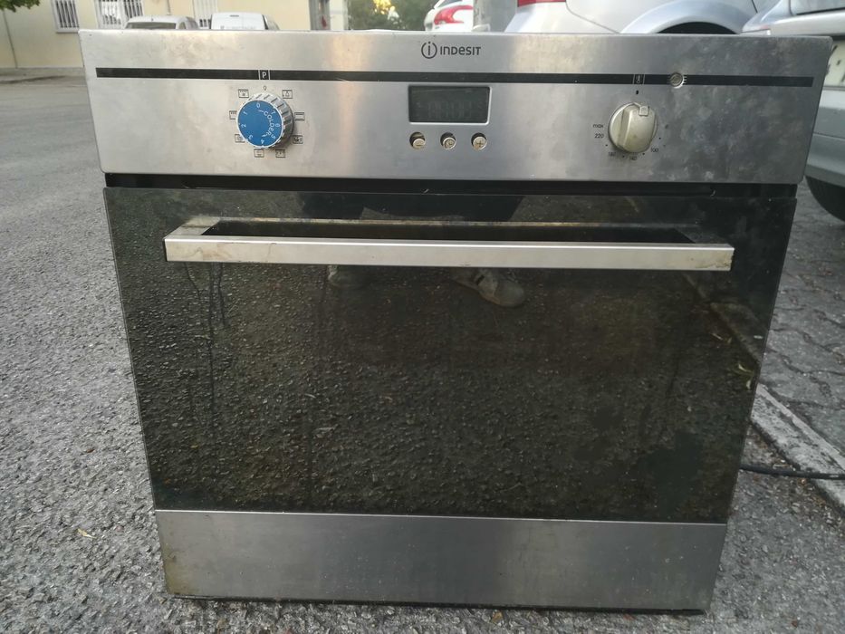 Forno Indesit - Não sei se trabalha - Retirei da casa onde estava.
