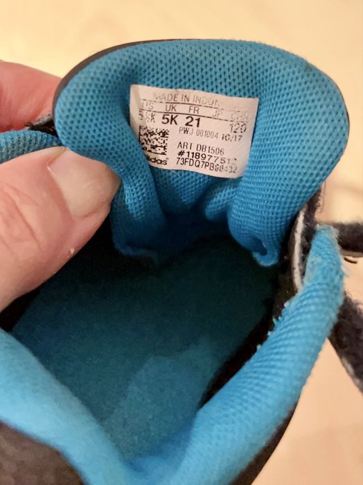 Ténis Adidas criança – Tamanho 21 – Conforto e estilo clássico