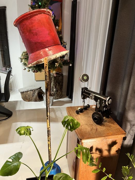 Lampa stojąca z recyclingu