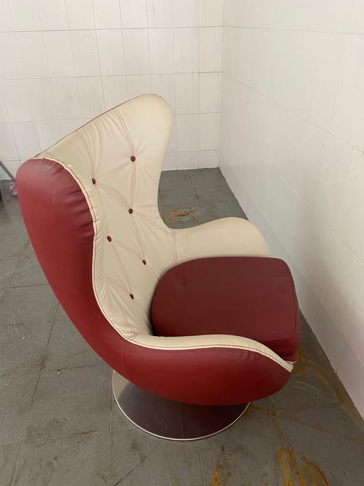 Poltrona Egg Capitonê  – Design Retro Vermelho e Branco