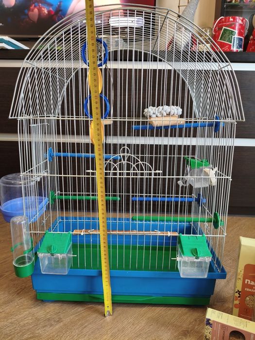 Продам клітку для папужки з усім наповненням та кормами