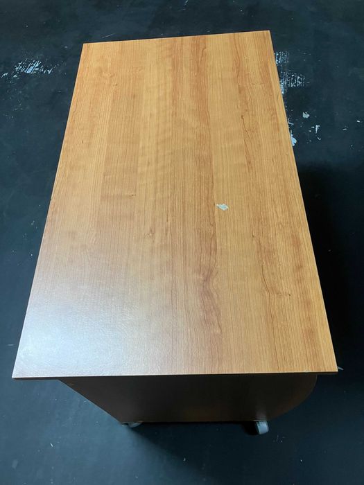 Secretária de madeira. Prática, com rodas e espaço para PC fixo.