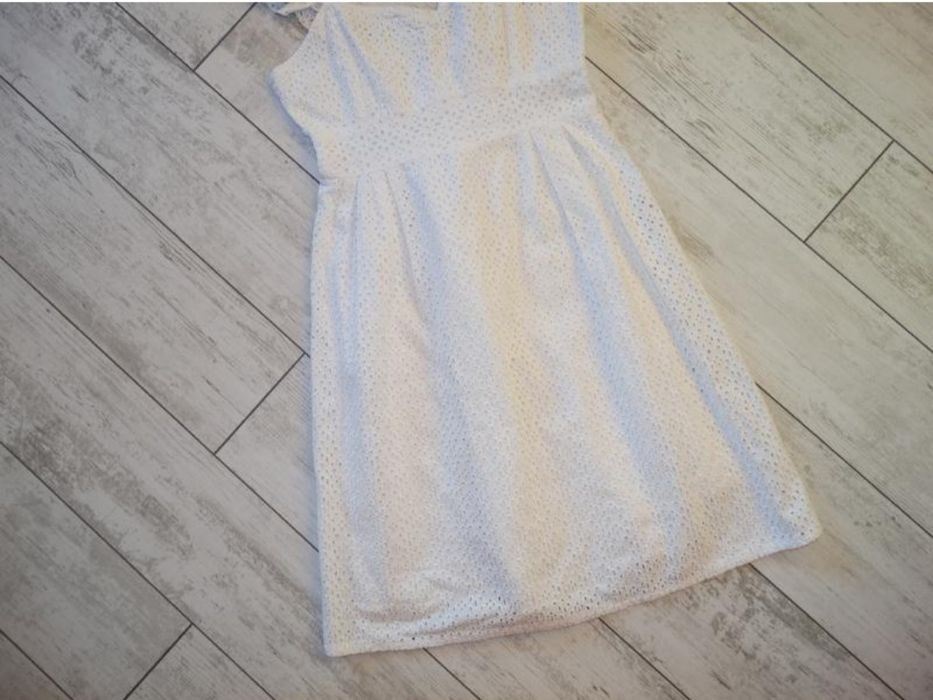 Шикарне, Легесеньке білосніжне плаття із прошви 
Всередині іде на кото