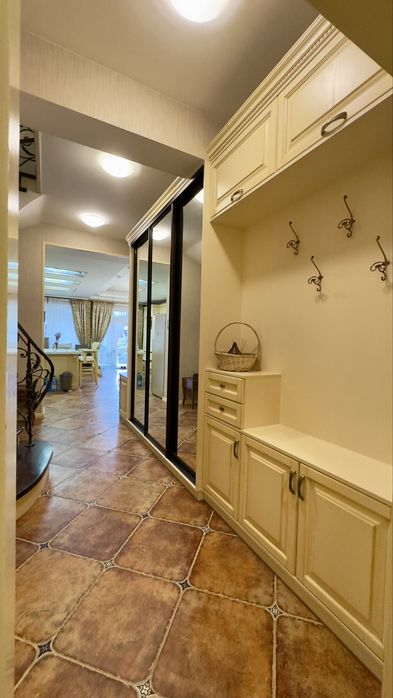 Неймовірний , великий таун хаус з гаражем.