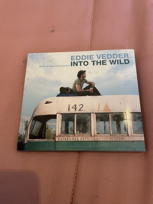 Vendo varios cds, cada um com o valor de 7€