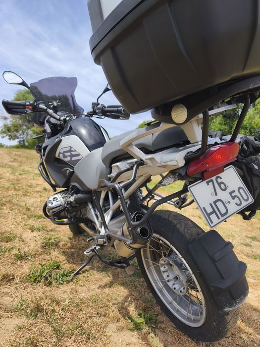 BMW R1200 GS 2007
Extras:
- 4 faróis auxiliares 
- topcase GIVI
- malas laterais semi rígidas 
- punhos aquecidos originais 
- piscas em LED
- p