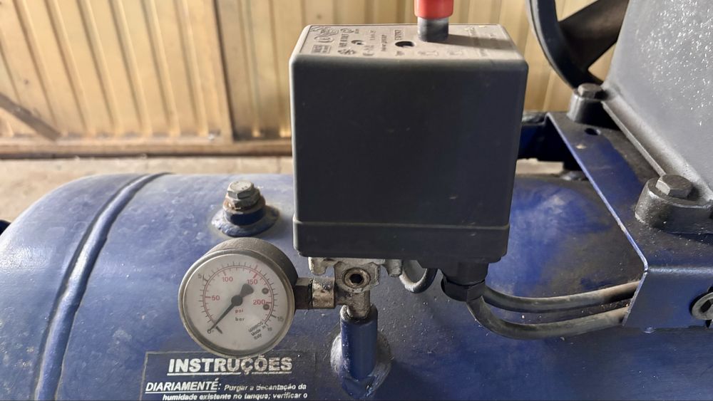 Compressor de ar CIATA T-200R 200L trifásico 3CV