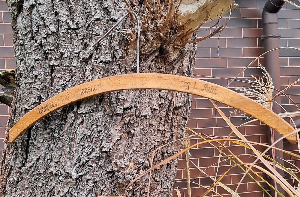 Zabytkowy wieszak na ubrania