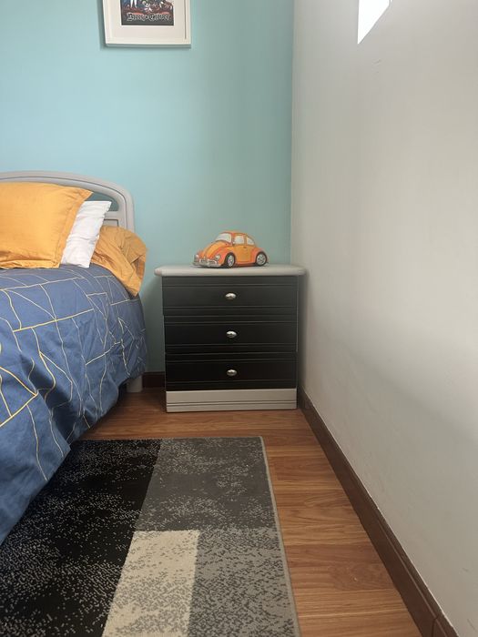 Cama e mesinhas de cabeceira