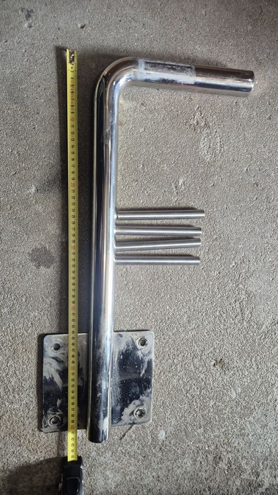 Antena satelitarna plus konwerter i uchwyt na ścianę.