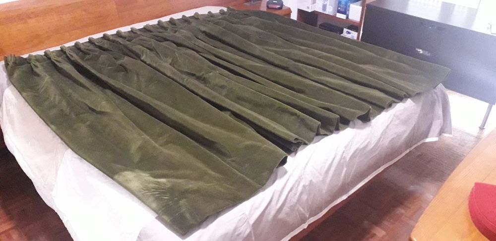 Cortinados em veludo verde musgo