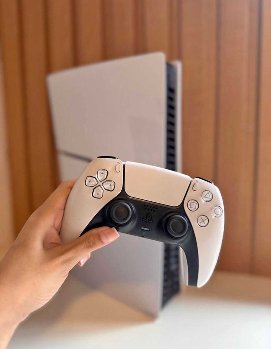 PS5 + Comando Original + Conta PSN com 34 Jogos – Pronto a Jogar