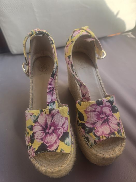 Guess- sandaly na  platformie rozm 38