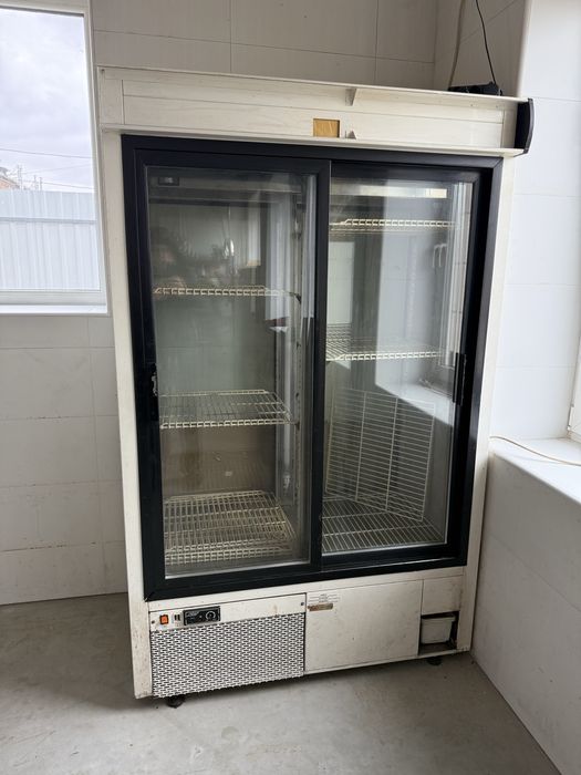 Холодильний шкаф компанії COLD моделі SW 1200 SW 1400