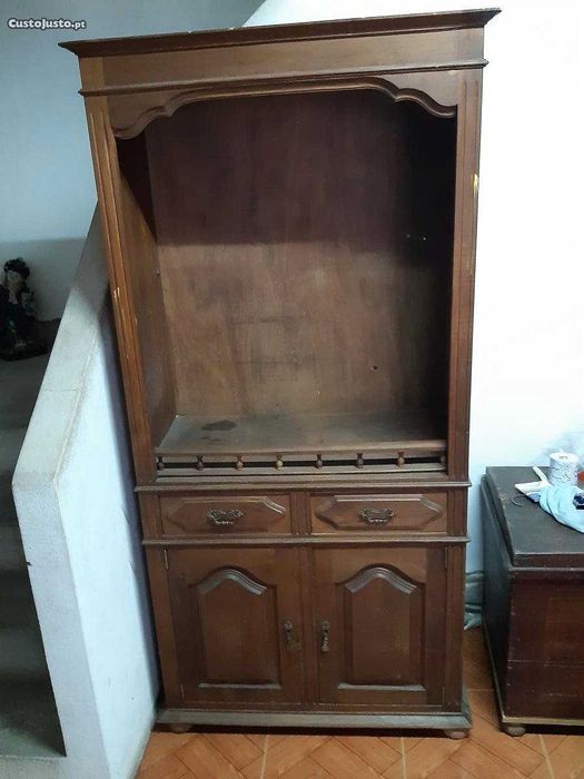 2 cômodas, 1 cama de solteiro com colchão, 2 móveis, e 1 sofá.