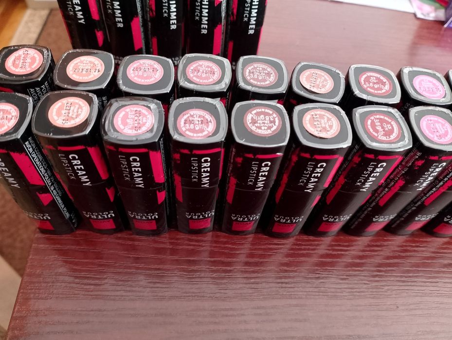 Pomadka  do ust Ultra Colour(Matte, Creamy i Shimmer) Avon