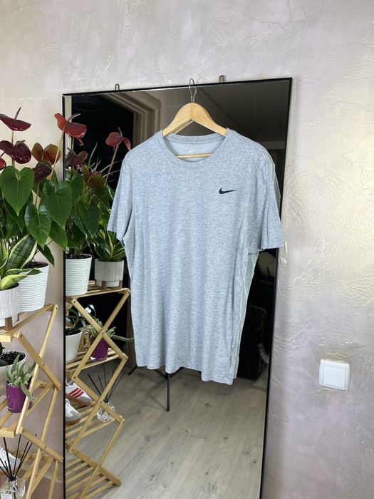 Футболка Nike Tee сіра меланжева