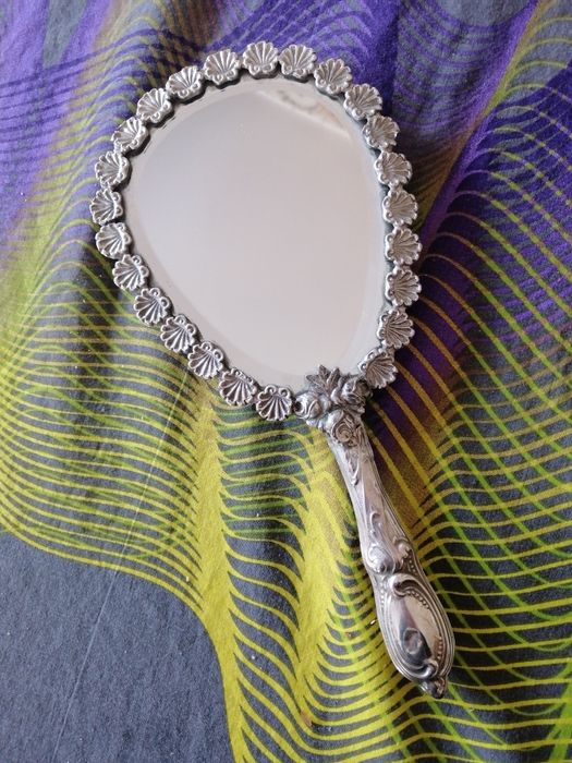 Lindo espelho de mão antigo em prata...