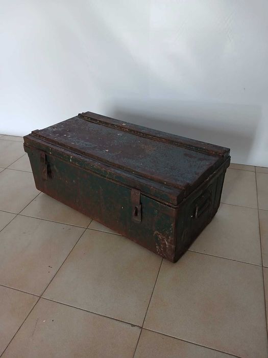 Arca /Bau metálica com interior em madeira