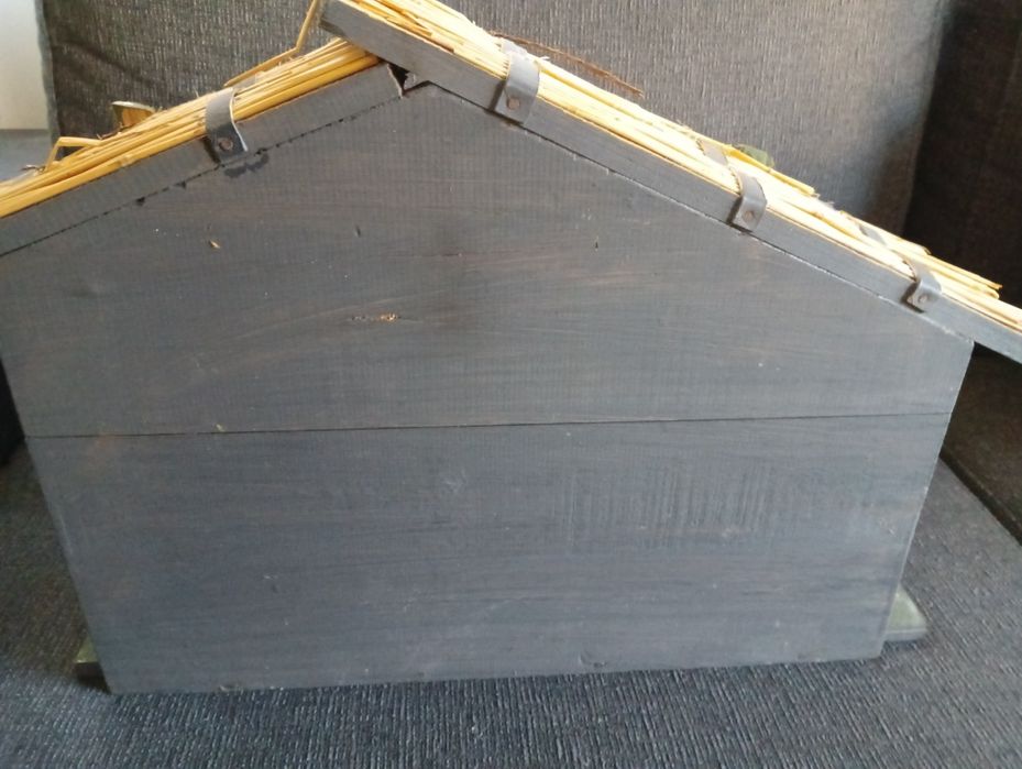 Presépio artesanal com um design rústicoe natural.

- Base em madeira