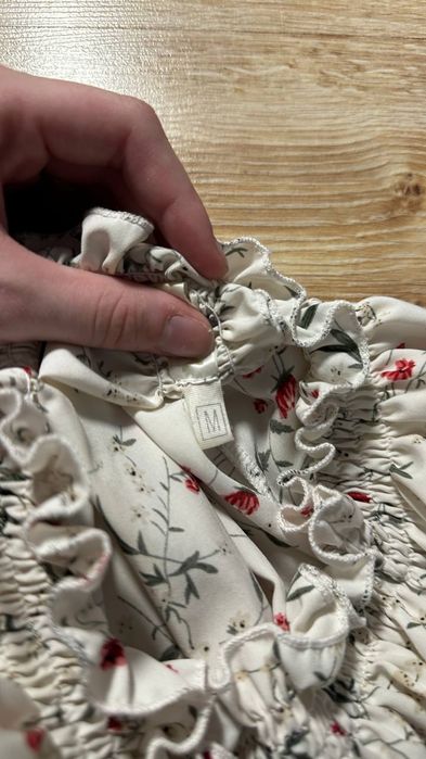 Біла, весняна сукня з квітковим принтом