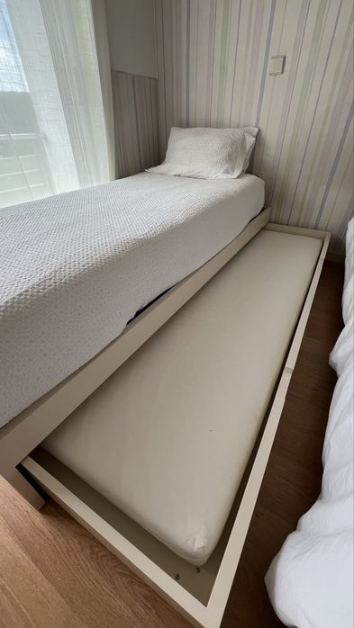 Cama de Solteiro de Madeira Lacada