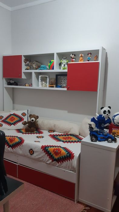 Cama de criança  com estante e 2 gavetas
