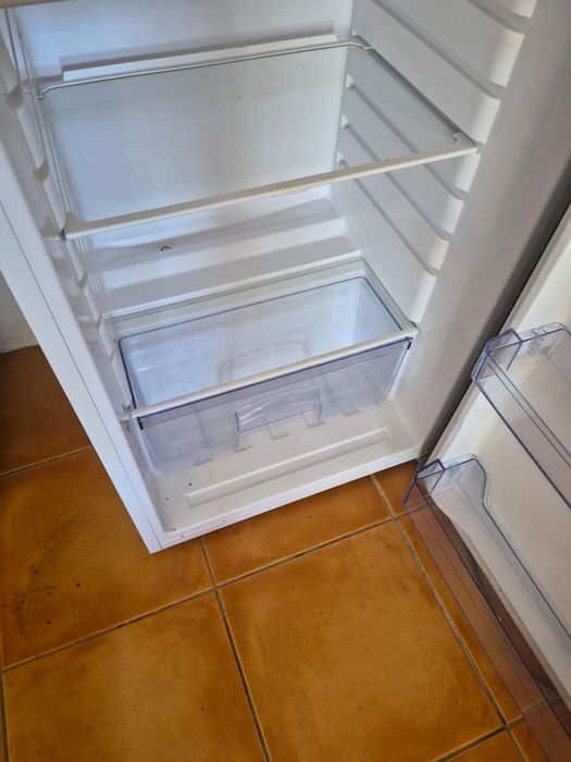 Frigorifico e sofà cama como novo vende-se