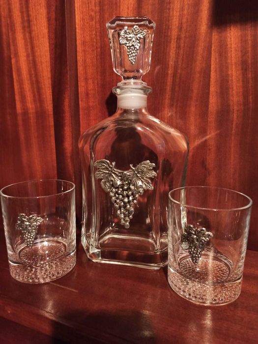 Garrafa e dois copos