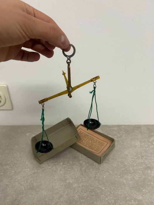 Waga aptekarska jubilerska.