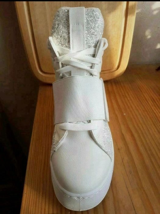 Nowe Sneakersy na platformie z delikatnym protektorem 37