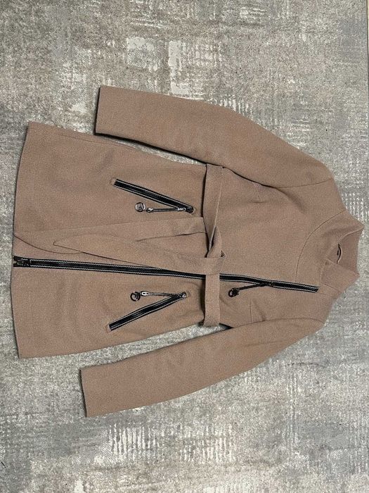 Krótki płaszcz damski przejściowy