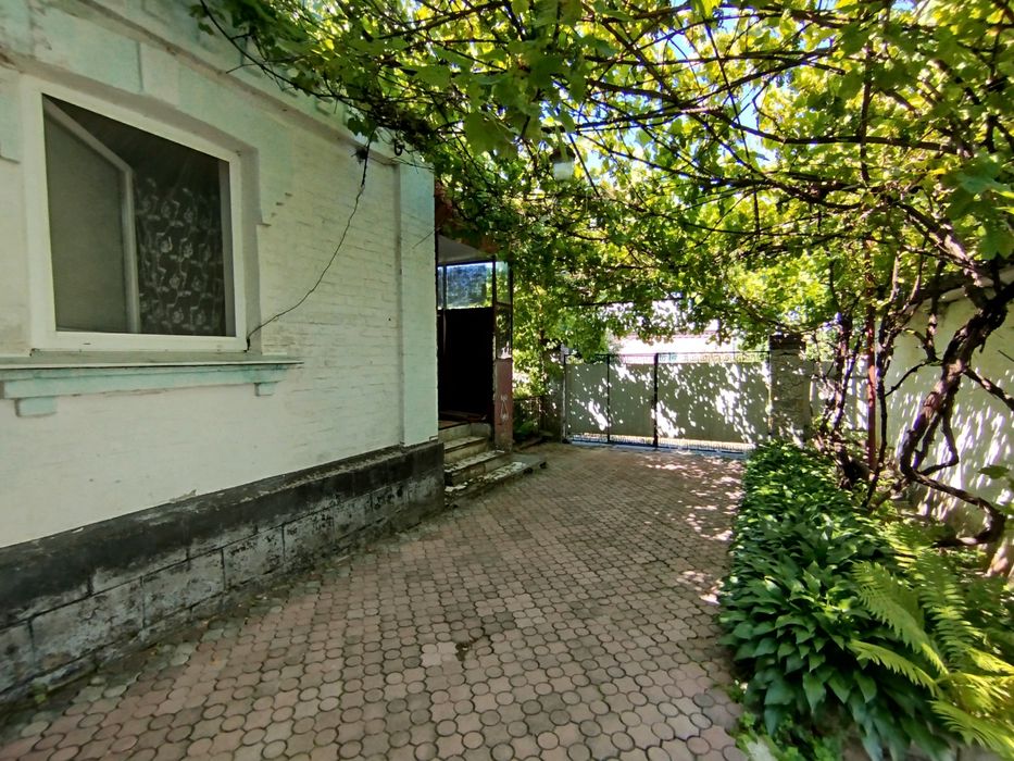 Продається просторий будинок 123м² на два окремих житла 6 cоток р-н Лиса Гора. Автономне опалення  і всі необхідні комунікації. Гараж на 2 автомобілі