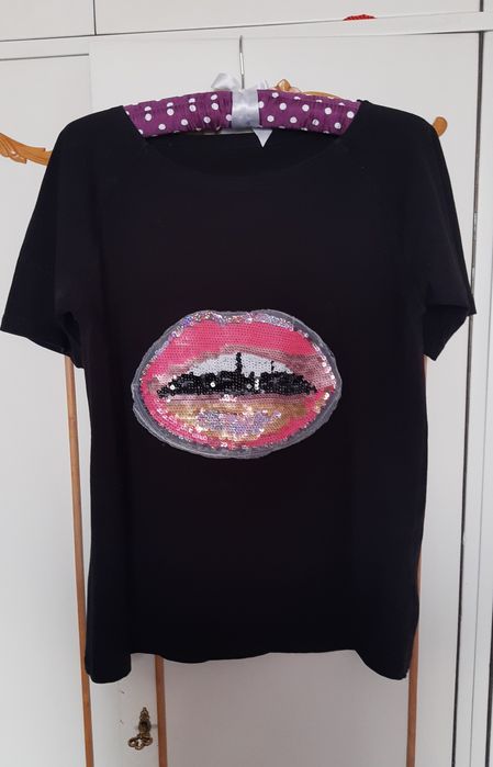 Czarna bluzka t-shirt z ustami cekiny