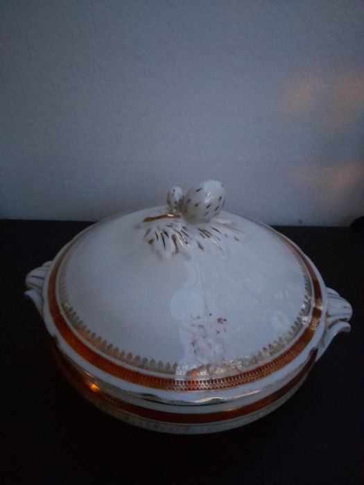 Terrina de porcelana da marca SP Coimbra, em  bordeaux e  dourado.