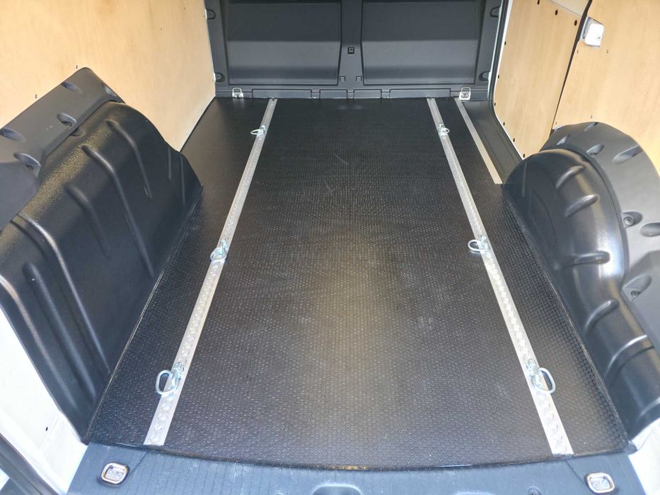Zabudowa zabezpieczenie ze sklejki Ford Transit Connect van