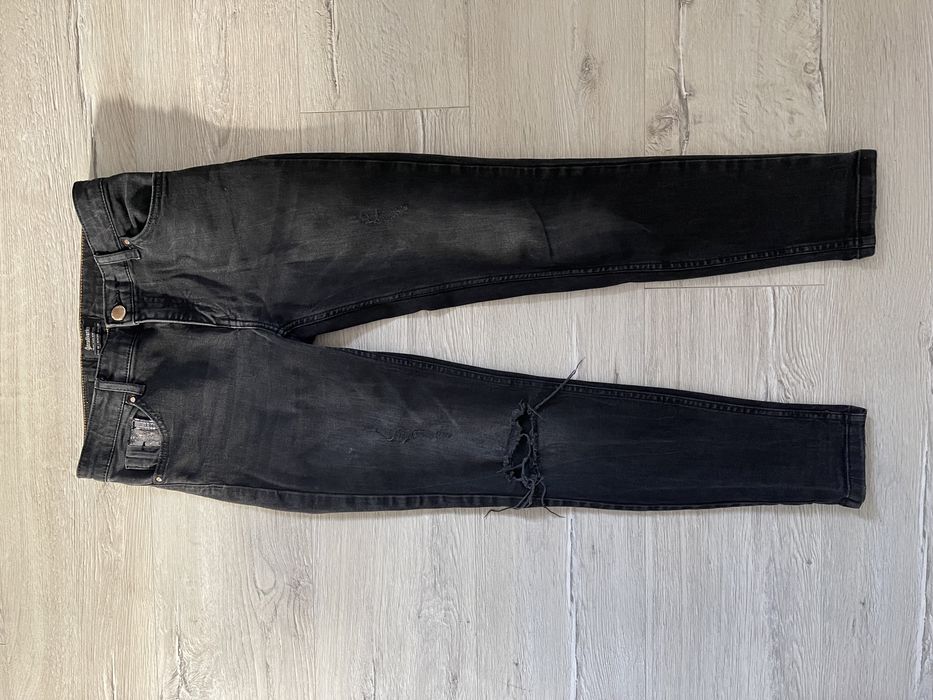 Czarne rurki z dziurami