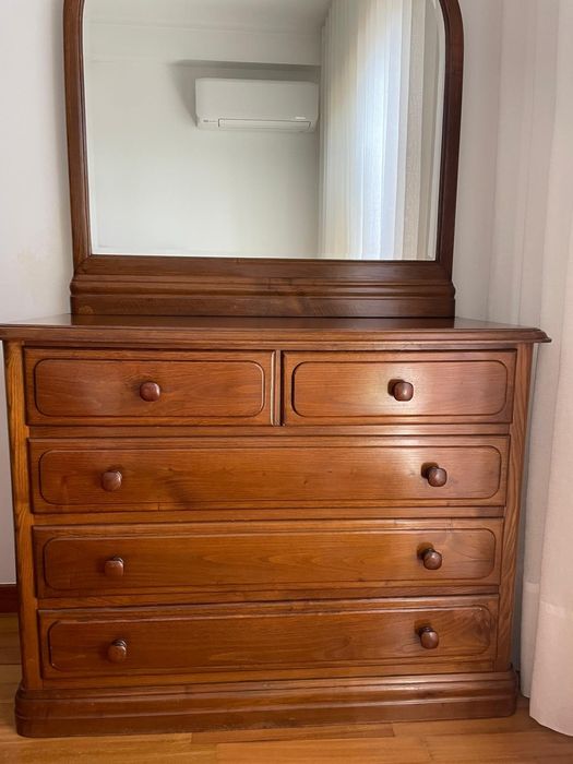 Cama casal com mesinha e outros acessórios