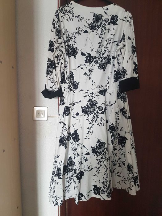 Vendo lindo vestido branco com motivos pretos